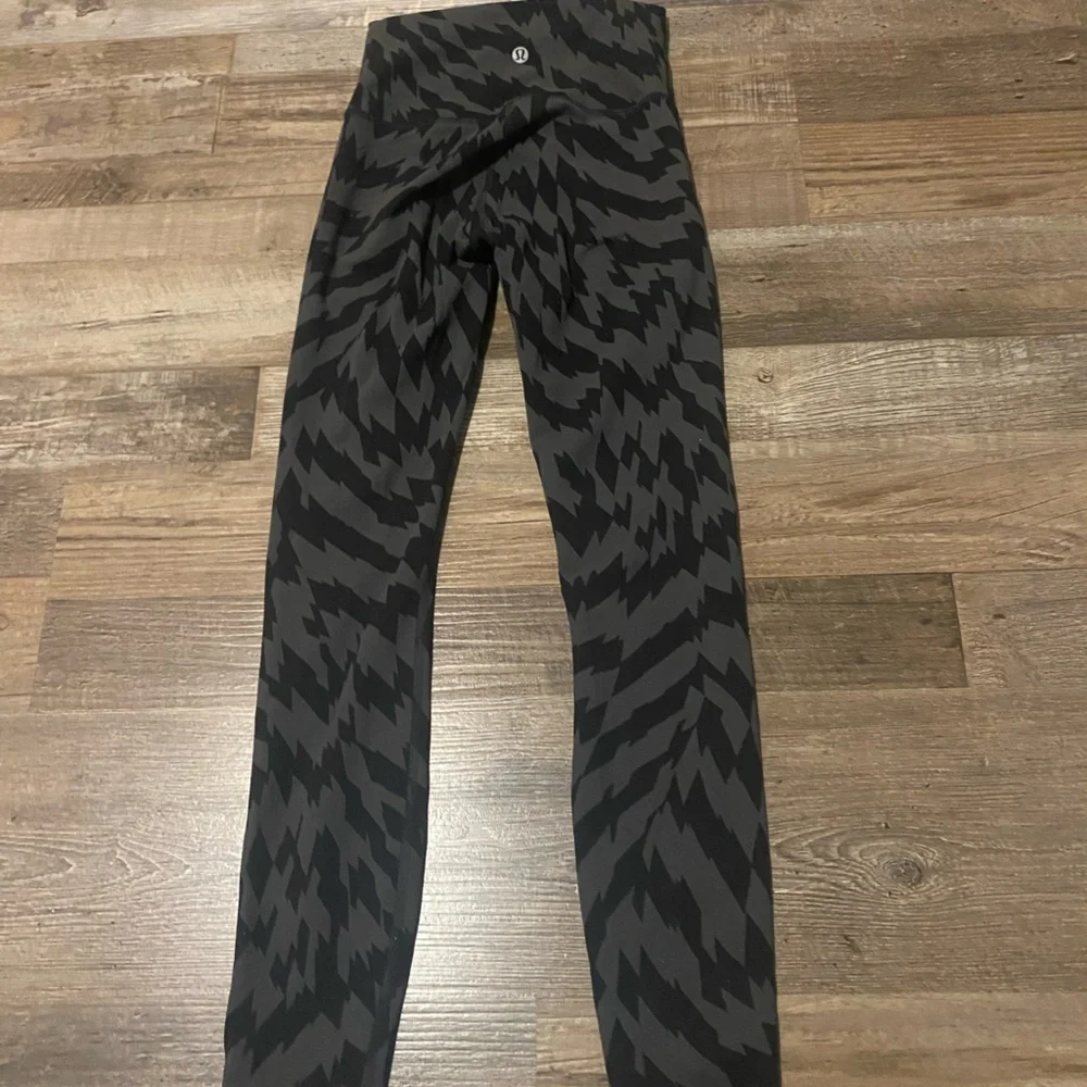 Lululemon Athletica Black and Gray Patterned Leggings - Picture 4 of 4